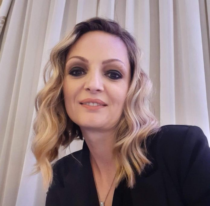 Teodora Andor, femeie controversată acuzată de comportament abuziv, surprinsă într-un moment public.