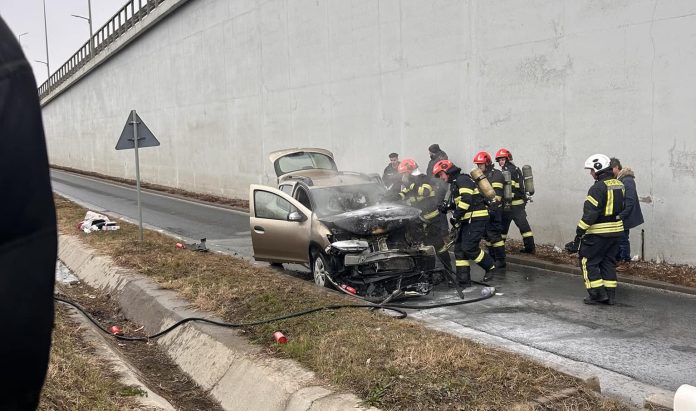 o-masina-a-ars-dupa-un-impact-cu-doua-autoturisme-pe-strada-ogorului-din-oradea