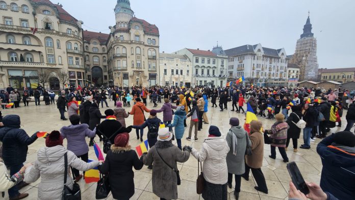 sute-de-oradeni-au-dansat-hora-in-piata-unirii