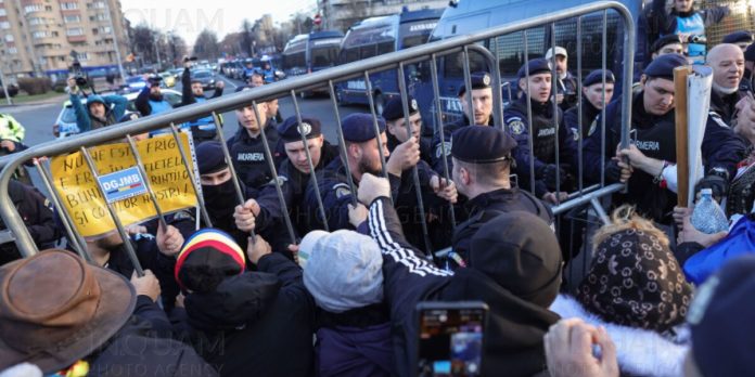 tensiuni-in-piata-victoriei-obiecte-aruncate-in-jandarmi-protest-incheiat-dupa-venirea-sustinatorilor-lui-georgescu