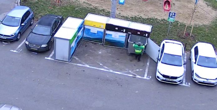 angajati-rer-au-urinat-pe-ecoinsule-masina-avariata