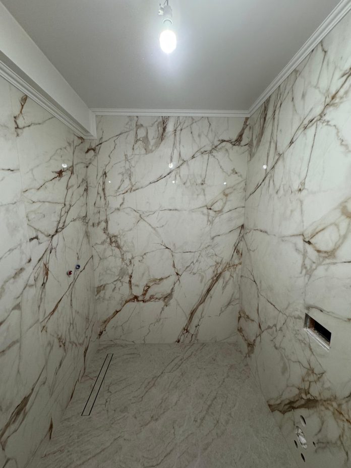 constructii-pe-bune-oradea-monteaza-si-taie-placi-ceramice-gresie-si-faianta-mari