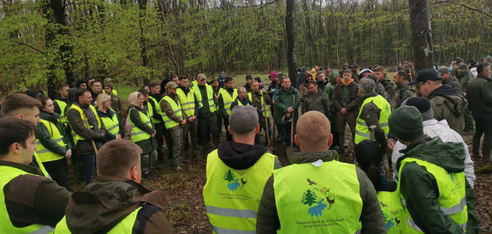 60-de-studenti-de-la-protectia-mediului-voluntari-in-bihorul-planteaza