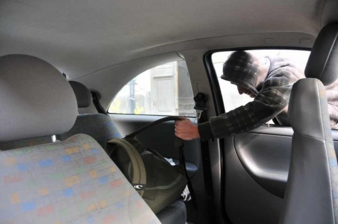 tanar-de-19-ani-retinut-pentru-furt-de-telefon-din-masina-in-oradea