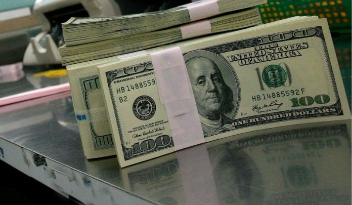 dolarul-a-scazut-din-cauza-tarifelor-lui-trump
