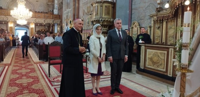familia-regala-a-omagiat-papa-francisc-la-catedrala-greco-catolica-din-oradea