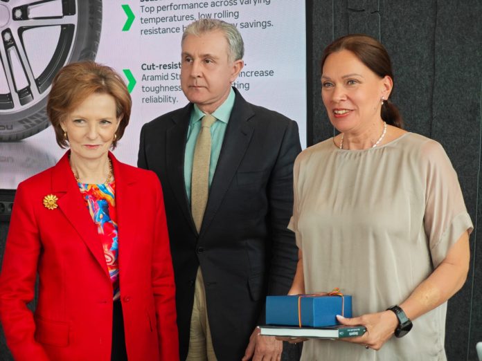 familia-regala-a-vizitat-fabrica-nokian-tyres-oradea