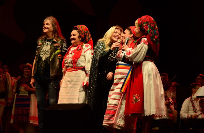 si-eu-sunt-o-parte-a-oradiei-loredana-a-facut-spectacol-alaturi-de-artistii-bihoreni-pe-scena-din-piata-unirii
