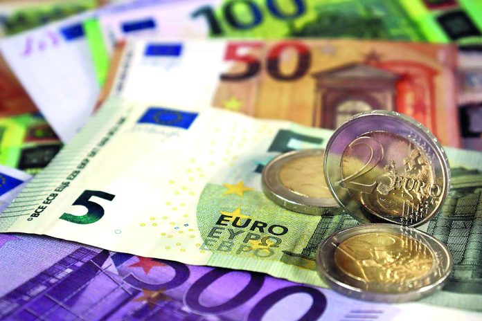 euro-atinge-maxim-istoric-depasind-pragul-de-5-lei