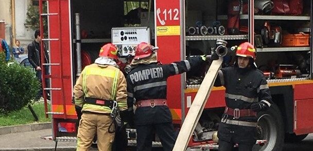 incendiu-pe-strada-bumbacului-oradea-femeie-blocata-in-apartament