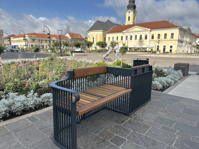 50-de-banci-din-piata-unirii-si-strada-libertatii-reconditionate