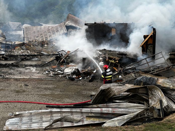 incendiu-de-amploare-in-sinteu-zeci-de-pompieri-intervenind