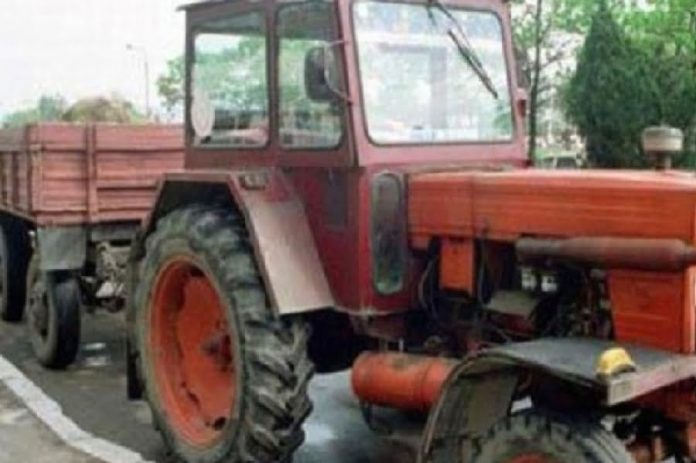 barbat-fara-permis-a-intrat-cu-tractorul-intr-o-masina
