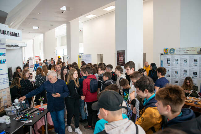 Aproape 700 de locuri de muncă la Bursa Oradea