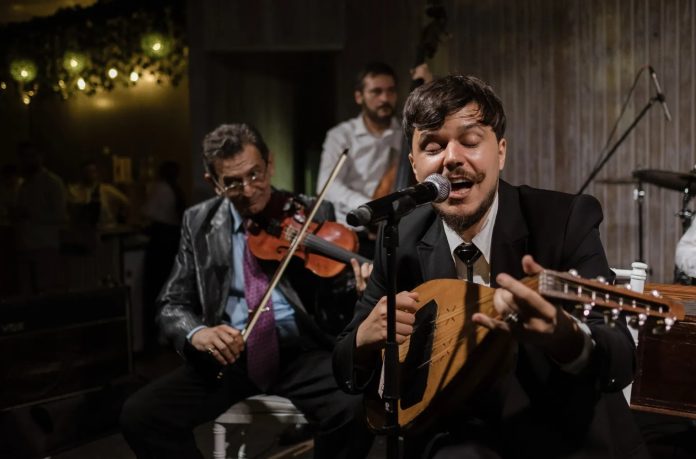 cobzar-cu-doctorat-bogdan-mihai-simion-aduce-povesti-muzicale