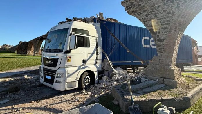 Șofer de TIR din România distruge apeduct vechi din Spania