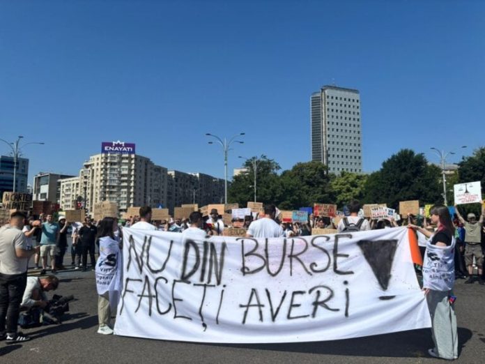 Studenții din România supraviețuiesc greu pe banii părinților.