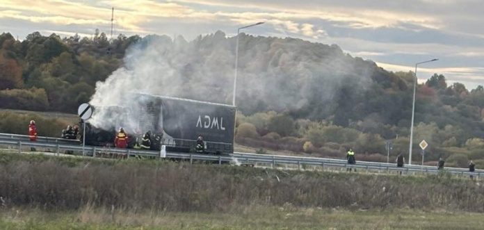 Un camion în mișcare a luat foc pe Centura Beiuș