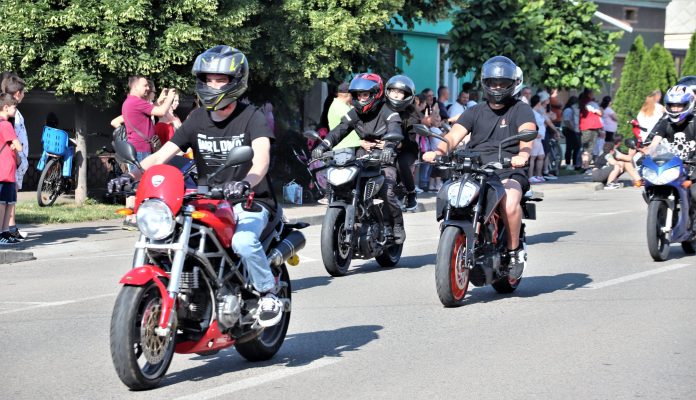 Motocicliștii primesc beneficii: locuri și benzi speciale.