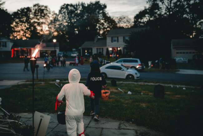 Atac de Halloween: Băiat de 13 ani înjunghie un bărbat