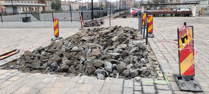Atenție, se sparge! Pavajul din Centrul Civic este deteriorat.
