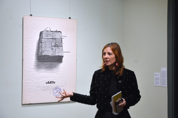 Cartea de beton a artistului Miklós Onucsán - afisul unei expozitii anulate