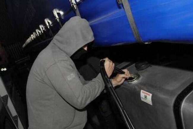 Hoț dus de nevastă la furat motorină din camioane