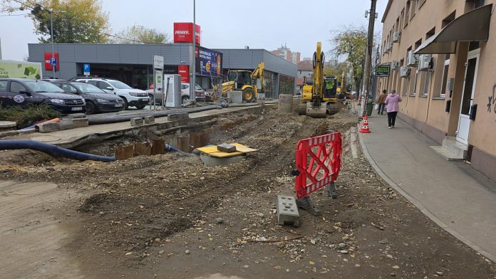 Miros neplăcut pe strada Sovata, reparația canalizării până la sfârșitul anului