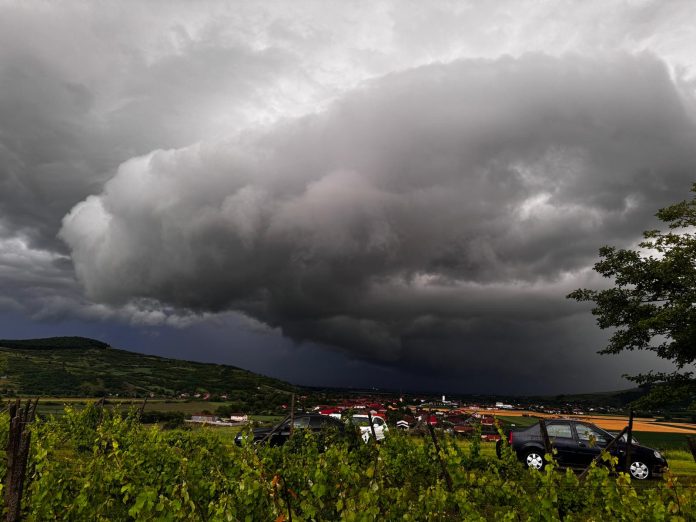 Schimbare bruscă de vreme în Bihor: Ploi și ninsoare