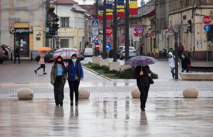 Ploi abundente, lapoviță și ninsoare până în weekend