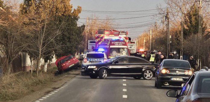 Accident în Sălard între două mașini, una în șanț.