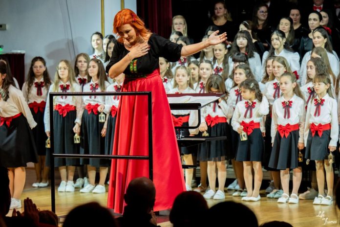 Interviu cu dirijoarea Nicoleta Ţâmpu despre muzica educațională