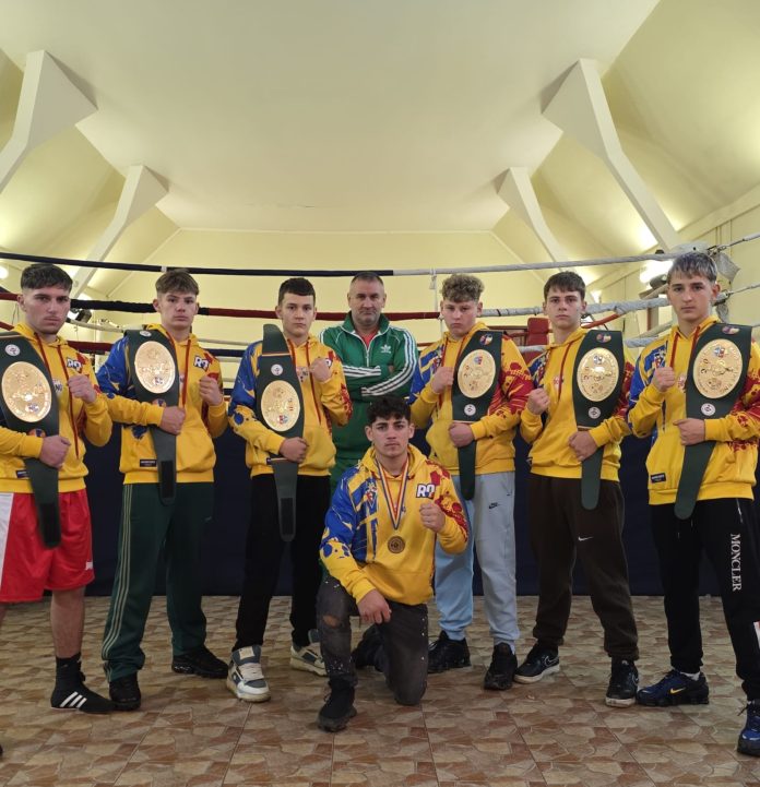 Opt pugiliști bihoreni au câștigat centuri la „King Of The Ring”
