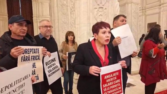 Premierul Ilie Bolojan huiduit din nou în Parlament.