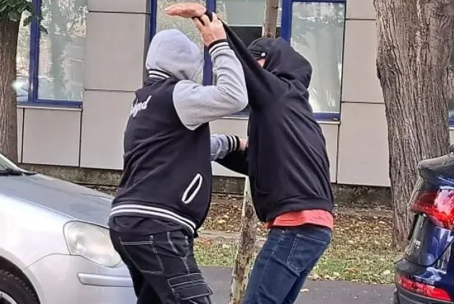 Atac cu cuțitul într-o parcare din Salonta. Doi bărbați au fost condamnați la închisoare cu executare.