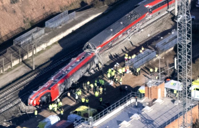 Doi români au fost răniți în accidentul feroviar din Spania. Ancheta autorităților spaniole este în plină desfășurare.