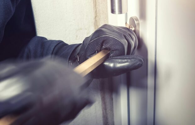 Doi tineri condamnați după 6 spargeri în Ineu