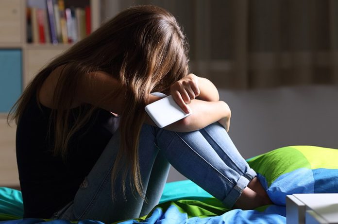 O fată de 14 ani, investigați de DIICOT Oradea pentru pornografie infantilă, șantaj și viol, a fost arestată pentru 15 zile.
