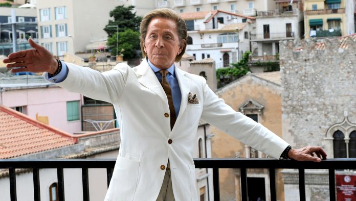 „Ultimul împărat al modei”, designerul italian Valentino Garavani, a decedat la vârsta de 93 de ani.