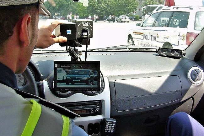 Un șofer a contestat amenda pentru depășirea vitezei, argumentând cu notificările din aplicația Waze. Ce detaliu a făcut instanța să-i acorde câștig de cauză.