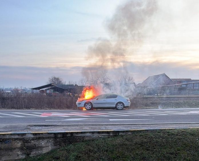 Autoturism în flăcări în timpul mersului, la Chiribiș. Șoferul s-a autoevacuat.