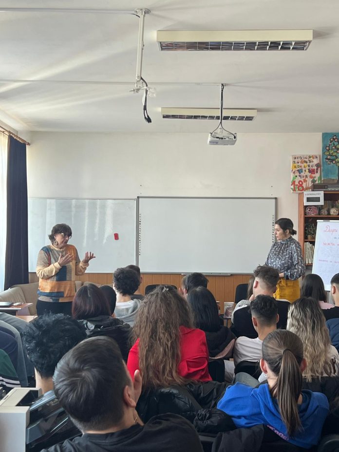 Despre comunism, alături de Lili Crăciun la Liceul Teoretic „Gabriel Țepelea” din Borod