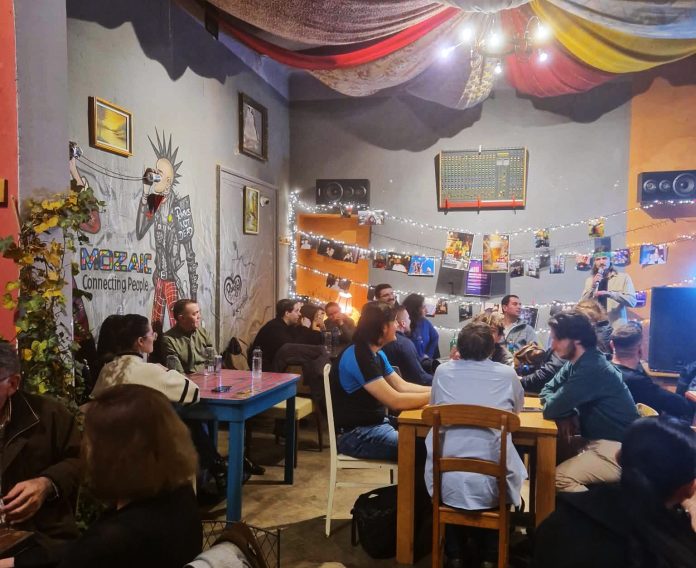 Întâlnirile Adunat au loc și la Oradea. Discuții și dezbateri într-o seară de socializare autentică.