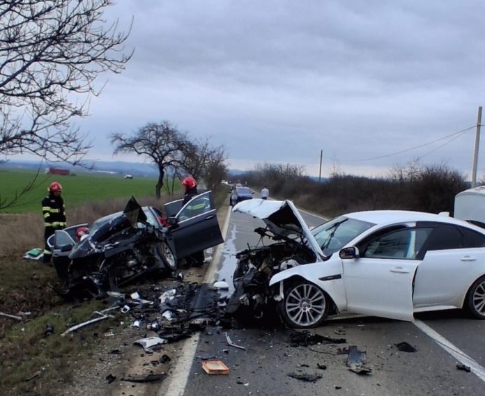 Polițiștii au elucidat circumstanțele accidentului de la ieșirea din Sarcău. Două persoane au fost internate în spital cu răni grave.