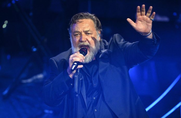 Russell Crowe, actorul câștigător al Premiului Oscar pentru „Gladiatorul”, își amână primele concerte din România pentru mai 2027.