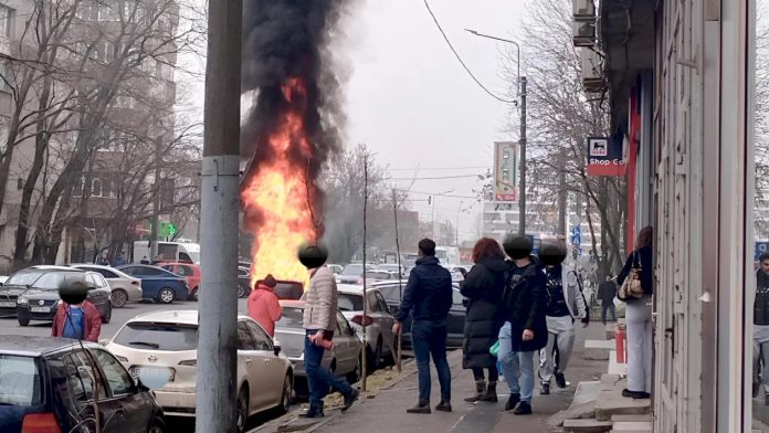 Sfârșit tragic pentru o femeie din capitală. A murit arsă de vii după ce nu a mai reușit să iasă dintr-un automobil electric.