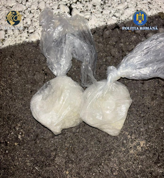 Captură de „cristal” în Oradea. Trei „Valentini”, reținuți în timpul vânzării a 200 de grame de 4CMC pentru 13.000 de lei