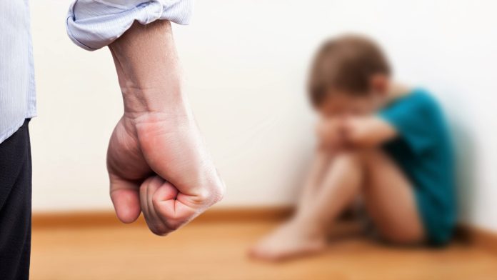 Tragedie de familie: un copil de 3 ani ar fi fost ucis prin bătaie de tatăl său