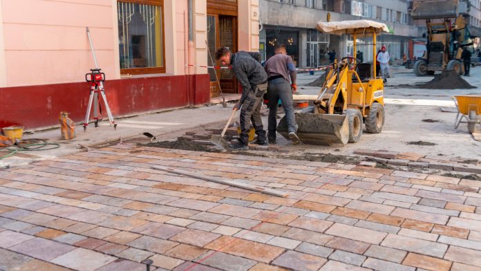 A început instalarea dalelor de porfir pe strada Republicii. Terasele ar putea fi amplasate din nou vara aceasta.