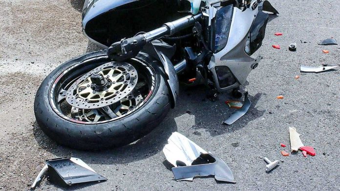 Accident la Lugașu de Sus: motociclist sub influență și fără permis, rănit în urma unei coliziuni frontale cu o mașină.